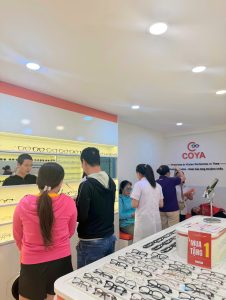 khách đến kính mắt coya